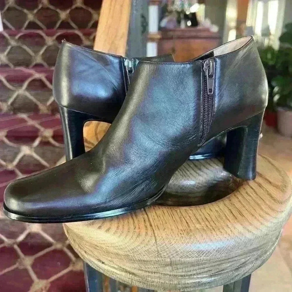 Details Leather Brown booties. NEW. 7.5. Excellent Condition. Zip sides 3” heel - Picture 11 of 14